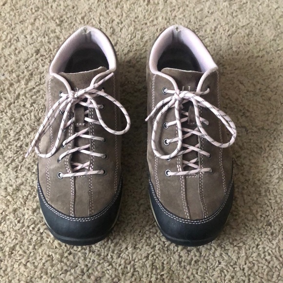 L.L. Bean Shoes - LL Bean women’s casual lace up shoes size 8.5